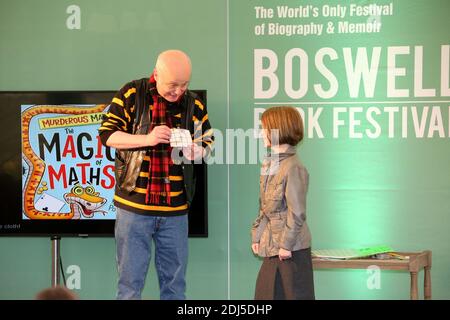 The Boswell Book Fetival, Dumfries House East Ayrshire, Schottland, Großbritannien. Das weltweit einzige Festival von Biography & Memoir. Kjartan Poskitt ist ein britischer Autor und TV-Moderator, der am besten dafür bekannt ist, die mörderische Math-Kinderbuchreihe zu schreiben. Hier gesehen Interaktion mit Schulkindern Schüler Stockfoto