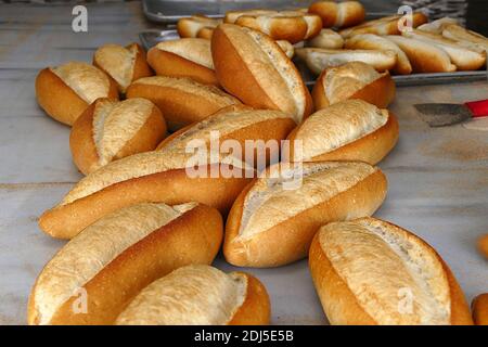 Ein großer klassischer Holzofen, der Brot, Holzofen und gebackenes Brot backt, Stockfoto