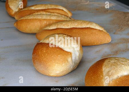 Ein großer klassischer Holzofen, der Brot, Holzofen und gebackenes Brot backt, Stockfoto