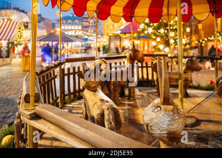 Riga, Lettland. Traditionelles Vintage Old Carousel Fröhliche Runde auf dem Weihnachtsmarkt auf dem Dome Square. Winterurlaub, Neujahr In Europa Stockfoto