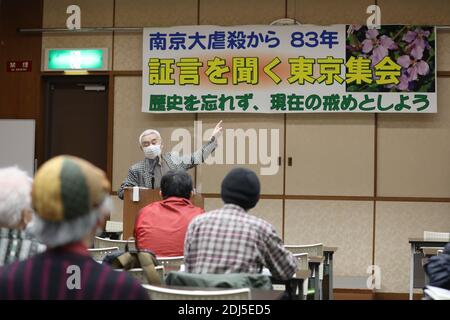 Tokio. Dezember 2020. Foto vom 13. Dezember 2020 zeigt die Szene einer Kundgebung zum 83. Jahrestag des Nanjing-Massakers in Tokio, Japan. Japanische Zivilgruppen veranstalteten hier am Sonntag eine Kundgebung zum 83. Jahrestag des Massakers von Nanjing, um die Opfer zu betrauern und die brutalen Verbrechen der japanischen Invasoren aufzudecken, und riefen die Menschen dazu auf, sich der Geschichte zu erinnern und eine friedliche und freundliche Zukunft zu schaffen. Quelle: Du Xiaoyi/Xinhua/Alamy Live News Stockfoto