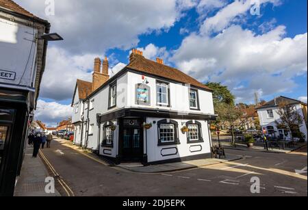 Das Swan Inn, ein Harvey's Brewery Pub in der Red Lion Street, an der West Street und Church Hill, Midhurst, einer hübschen Stadt in West Sussex Stockfoto