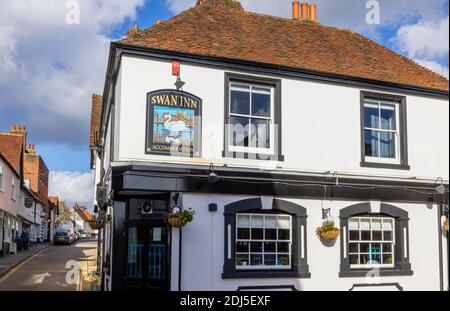 Das Swan Inn, ein Harvey's Brewery Pub in der Red Lion Street, an der West Street und Church Hill, Midhurst, einer hübschen Stadt in West Sussex Stockfoto