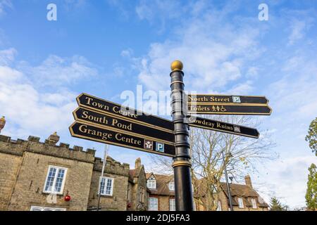 Fingerpost in der High Street, dem Stadtzentrum von Midhurst, West Sussex, zeigt auf lokale Sehenswürdigkeiten und Sehenswürdigkeiten Stockfoto