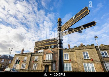 Fingerpost in der High Street, dem Stadtzentrum von Midhurst, West Sussex, zeigt auf lokale Sehenswürdigkeiten und Sehenswürdigkeiten Stockfoto