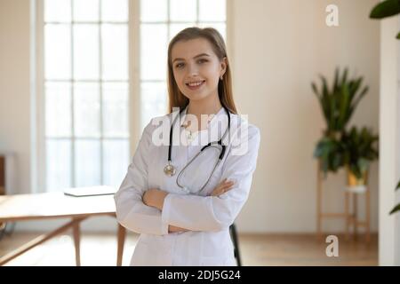 Porträt einer lächelnden Ärztin, die in der Klinik posiert Stockfoto