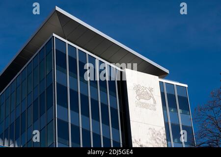 Am 13. Dezember 2020 ist ein Zeichen des weltweit größten Lebensmittelunternehmens Nestle am Hauptsitz in Vevey, Schweiz, zu sehen Stockfoto