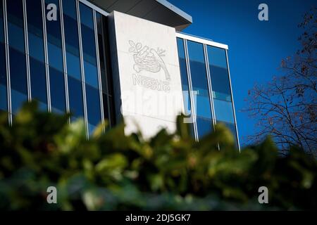 Am 13. Dezember 2020 ist ein Zeichen des weltweit größten Lebensmittelunternehmens Nestle am Hauptsitz in Vevey, Schweiz, zu sehen Stockfoto