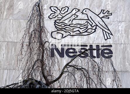 Am 13. Dezember 2020 ist ein Zeichen des weltweit größten Lebensmittelunternehmens Nestle am Hauptsitz in Vevey, Schweiz, zu sehen Stockfoto