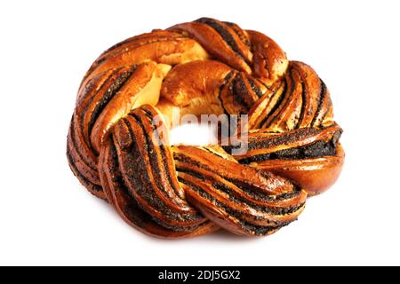 Süßer Brotkranz isoliert auf weißem Hintergrund. Honig Brioche Girlande mit getrockneten Beeren und Nüssen. Urlaubsrezepte. Geflochtenes Brot. Brotkranz Verdrehen Stockfoto