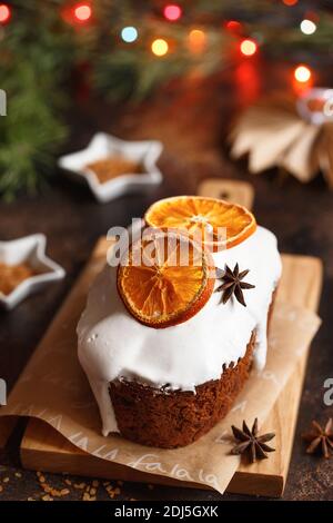 Weihnachtskuchen. Weihnachtsbacken. Vorbereitungen für den Urlaub. Weihnachtlicher Desserttisch. Geschenkidee Stockfoto