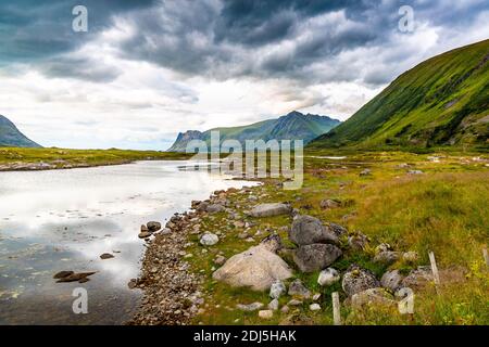 Norwegen Landschaft mit Fjord, Berge, Wald in Lofoten, Norwegen Stockfoto