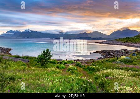 Norwegen Sonnenuntergang. Sonnenuntergang Blick von den Lofoten Inseln - Norwegen Stockfoto