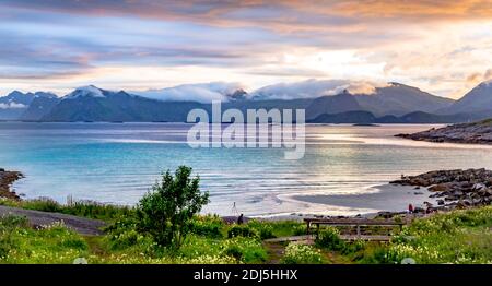 Lofoten Sommerlandschaft .Lofoten ist ein Archipel in der Grafschaft Nordland, Norwegen. Ist bekannt für eine unverwechselbare Landschaft mit dramatischen Bergen Stockfoto