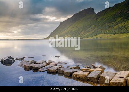 Norwegen Landschaft mit Fjord, Berge, Wald in Lofoten, Norwegen Stockfoto