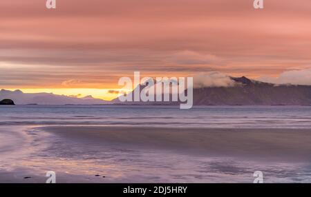 Norwegen Sonnenuntergang. Sonnenuntergang Blick von den Lofoten Inseln - Norwegen Stockfoto