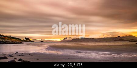 Norwegen Sonnenuntergang. Sonnenuntergang Blick von den Lofoten Inseln - Norwegen Stockfoto