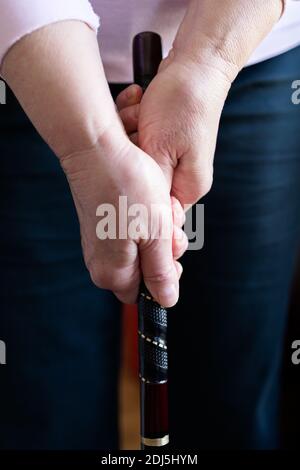 Frau Hände halten einen Golfschläger Stockfoto