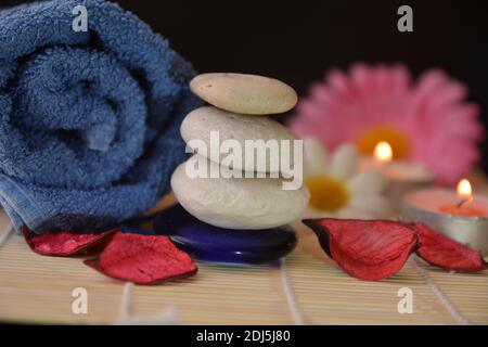 Steinhaufen und Kerzen für ruhige Zen-Meditation. Stockfoto