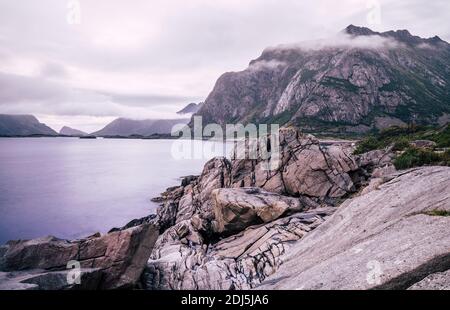 Norwegen Sonnenuntergang. Sonnenuntergang Blick von den Lofoten Inseln - Norwegen Stockfoto