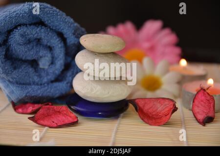 Steinhaufen und Kerzen für ruhige Zen-Meditation. Stockfoto