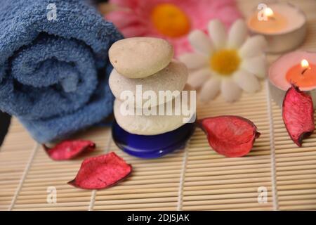 Steinhaufen und Kerzen für ruhige Zen-Meditation. Stockfoto