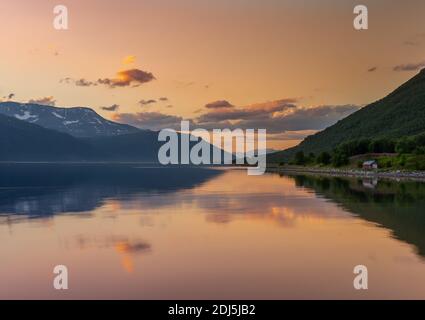 Meeresküste bei Sonnenuntergang, Panorama, Norwegen Stockfoto