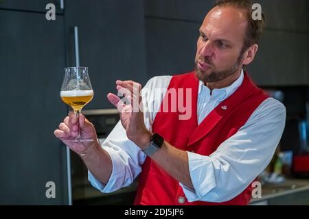 Bierverkostung mit Bier-Sommelier in Kemnath-Waldeck, Deutschland Stockfoto