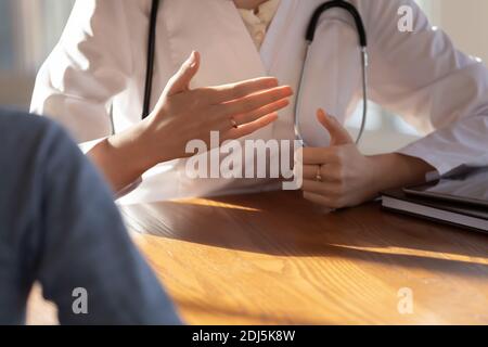 Nahaufnahme der Ärztin haben Rücksprache mit dem Patienten Stockfoto