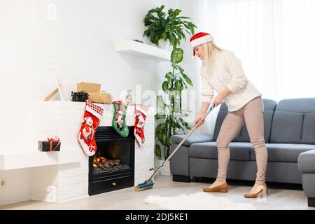 Frau trägt festliche Dekorationen bereit für die Reinigung nach Weihnachten Stockfoto
