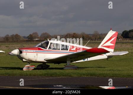 G-AVBT Piper PA-28 Cherokee Arrow II von Gear-Up Aviation Ltd Am Wellesbourne Mountford Airfield November 2020 Stockfoto