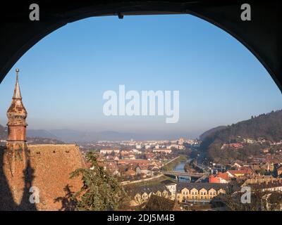 Sighisoara Rumänien - 11.26.2020:Luftbild mit der Unterstadt Sighisoara, das im Tal des Flusses Târnava Mare liegt Stockfoto