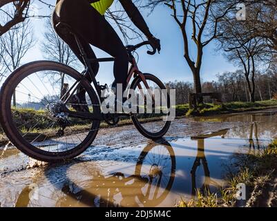 Schlammspuren auf einem Mountainbike-Trail Stockfoto