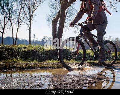 Schlammspuren auf einem Mountainbike-Trail Stockfoto