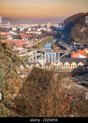 Sighisoara Rumänien - 11.26.2020:Luftbild mit der Unterstadt Sighisoara, das im Tal des Flusses Târnava Mare liegt Stockfoto