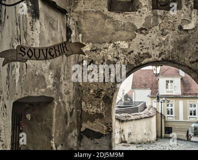 Souvenir-Shop-Schild hängt von der Steinmauer in Sighisoara mittelalterliche Zitadelle, Rumänien. Stockfoto