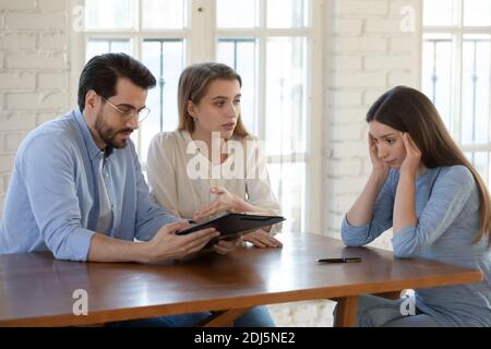 Weibliche makler von schwierigen paar Kunden gestresst Stockfoto