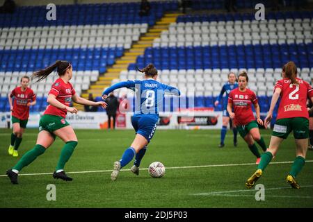 Molly Sharpe (#8 Durham) geht während des FA Women's Championship Matches zwischen Coventry United und Durham in der Butts Park Arena in Coventry nach vorne. Ashleigh Davies / SPP Stockfoto