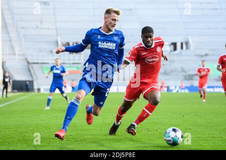 Alexander Groiss (KSC) im Duell mit Kevin Danso (Düsseldorf). GES / Fußball / 2. Bundesliga: Karlsruher SC - Fortuna Düsseldorf, 13. Dezember 2020 Fußball: 2. Liga: Karlsruher Sport-Club vs Fortuna Düsseldorf, Karlsruhe, 13. Dezember 2020 weltweit im Einsatz Stockfoto