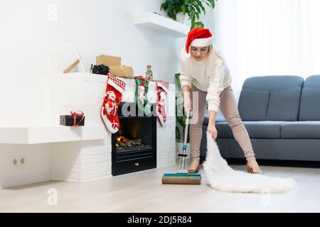Frau trägt festliche Dekorationen bereit für die Reinigung nach Weihnachten Stockfoto