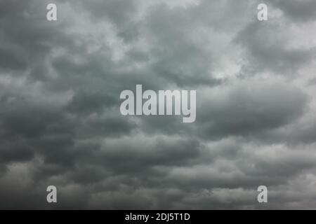 Düsterer Himmel. Schwere stürmische Wolken, kann als Hintergrund verwendet werden Stockfoto