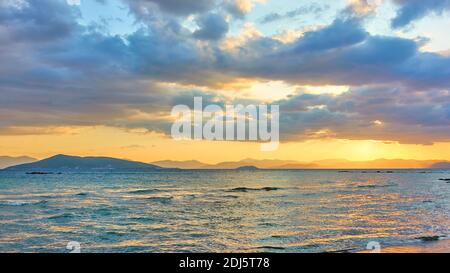 Panoramablick auf das Meer und Wolken am Abend. Querformat Stockfoto