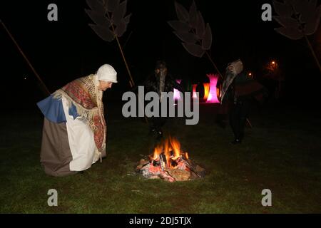 Burns a Light, eine nächtliche Ausstellung von Licht und Feuer zur Feier der Robert Burns Bith im Januar 1759, im Burn Monuments und Robert Burns Birthplace Museum, Alloway, Ayrshire, Schottland, Großbritannien.23 Jan 2016 Stockfoto