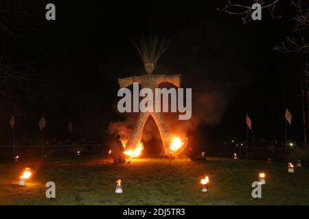 Burns a Light, EINE nächtliche Ausstellung von Licht und Feuer zur Feier der Robert Burns Bith im Januar 1759, im Burn Monuments und Robert Burns Birthplace Museum, Alloway, Ayrshire, Schottland, Großbritannien.23 Jan 2016. Der Abend gipfelte in der Verbrennung eines Weidenmannes Stockfoto