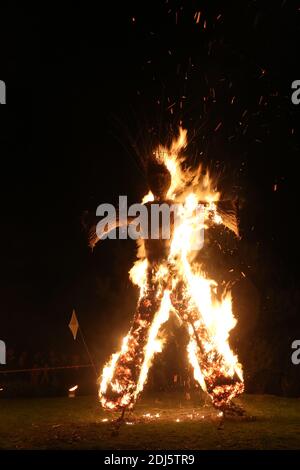 Burns a Light, Eine nächtliche Ausstellung von Licht und Feuer zur Feier der Geburt von Robert Burns im Januar 1759, im Burns Monuments and Robert Burns Birthplace Museum, Alloway, Ayrshire, Schottland, Großbritannien.23 Jan 2016. Der Abend gipfelte in der Verbrennung eines Weidenmanns Stockfoto