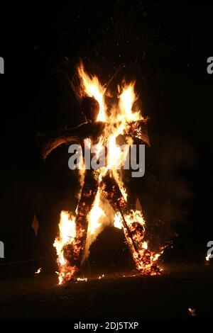 Burns a Light, Eine nächtliche Ausstellung von Licht und Feuer zur Feier der Geburt von Robert Burns im Januar 1759, im Burns Monuments and Robert Burns Birthplace Museum, Alloway, Ayrshire, Schottland, Großbritannien.23 Jan 2016. Der Abend gipfelte in der Verbrennung eines Weidenmanns Stockfoto