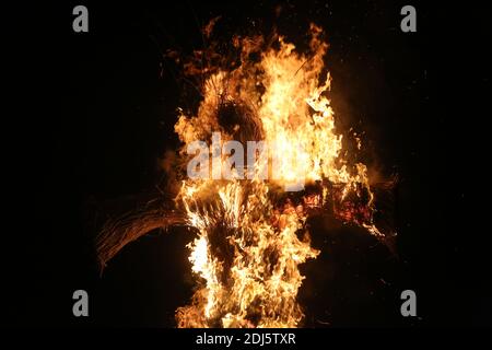 Burns a Light, Eine nächtliche Ausstellung von Licht und Feuer zur Feier der Geburt von Robert Burns im Januar 1759, im Burns Monuments and Robert Burns Birthplace Museum, Alloway, Ayrshire, Schottland, Großbritannien.23 Jan 2016. Der Abend gipfelte in der Verbrennung eines Weidenmanns Stockfoto