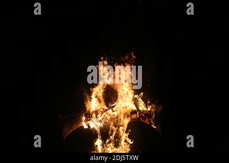 Burns a Light, Eine nächtliche Ausstellung von Licht und Feuer zur Feier der Geburt von Robert Burns im Januar 1759, im Burns Monuments and Robert Burns Birthplace Museum, Alloway, Ayrshire, Schottland, Großbritannien.23 Jan 2016. Der Abend gipfelte in der Verbrennung eines Weidenmanns Stockfoto