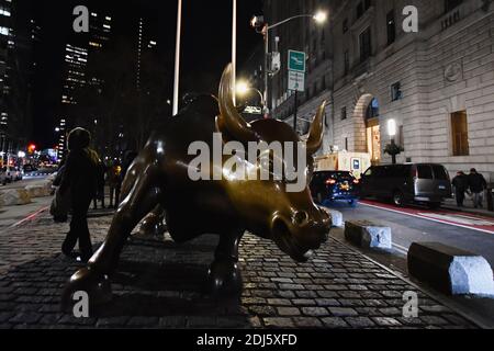 New York, USA, November 2019. Charging Bull in Lower Manhattan, New York City bei Nacht. Stockfoto