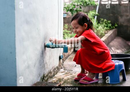 Asiatische kleine Mädchen waschen Hände und schließen zu Hause Stockfoto